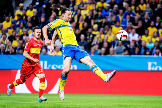 Sveriges Zlatan Ibrahimovic och Montenegros Elsad Zverotic