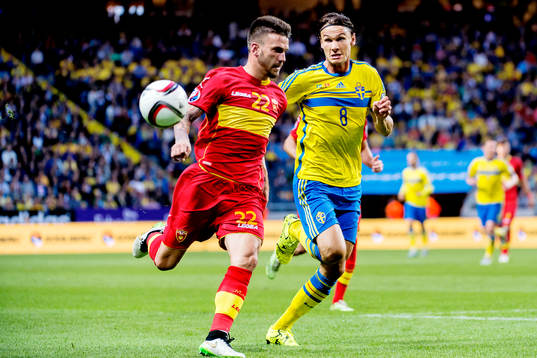 Montenegros Branislav Jankovic och Sveriges Albin Ekdal
