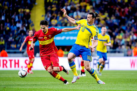 Montenegros Zarko Tomasevic och Sveriges Zlatan Ibrahimovic