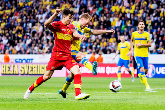 Montenegros Stefan Mugosa och Sveriges Sebastian Larsson i