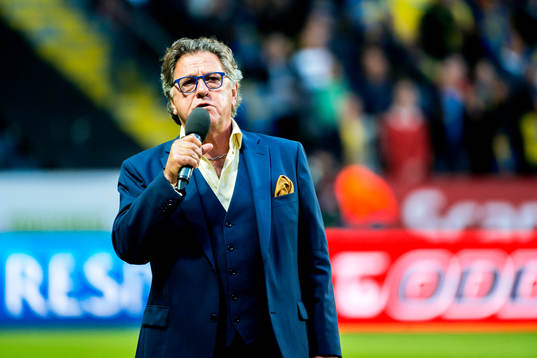 Tommy Körberg sjunger nationalsången