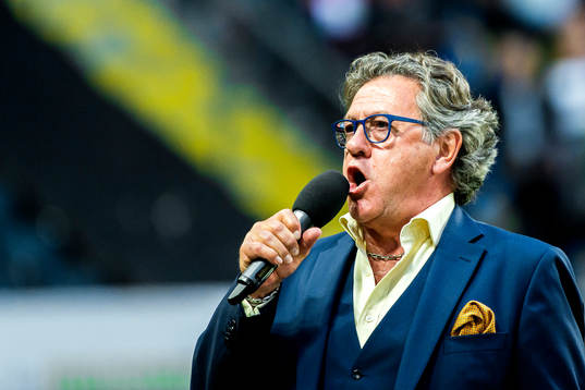 Tommy Körberg sjunger nationalsången