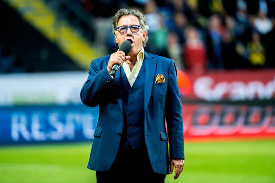 Tommy Körberg sjunger nationalsången