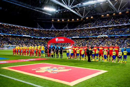 Sverige och Montenegro sjunger nationalsången