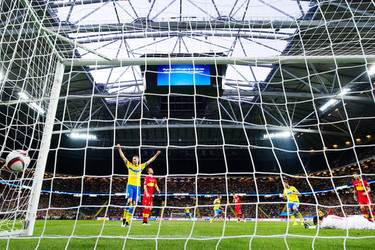 Sveriges Marcus Berg jublar när Zlatan Ibrahimovic (ej i