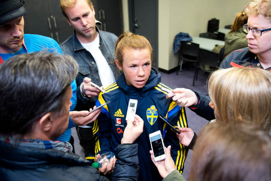 Sveriges Jessica Samuelsson blir intervjuad