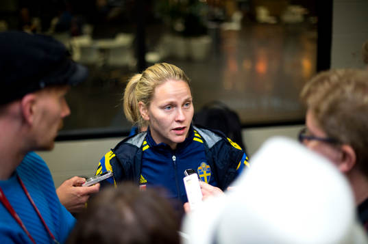 Sveriges Lisa Dahlkvist blir intervjuad