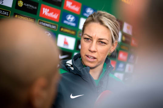 Australiens Alanna Kennedy blir intervjuad