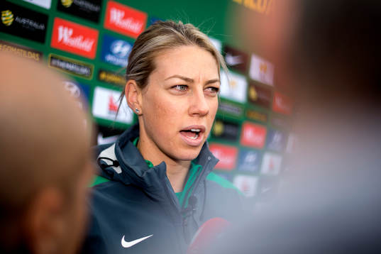 Australiens Alanna Kennedy blir intervjuad