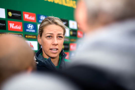 Australiens Alanna Kennedy blir intervjuad