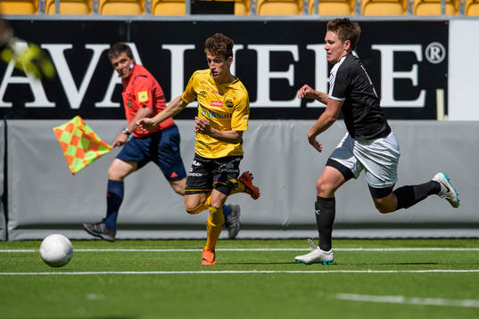 Elfsborg Arian Kabashi tar sig förbi Lunds Simon Nilsson