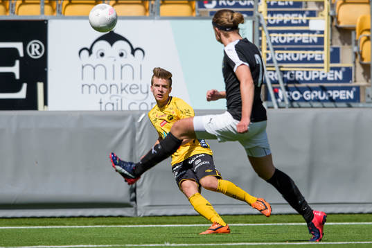 Elfsborg Oscar Iglicar Berntsson slår bollen förbi Lunds