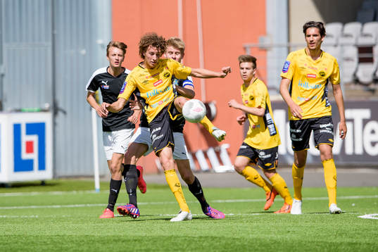 Elfsborg Christopher Mc Vey rensar undan bollen i eget