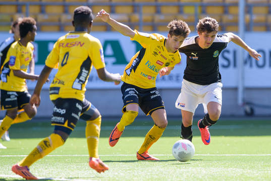 Elfsborg Arian Kabashi och Lunds Emil Killander i kamp