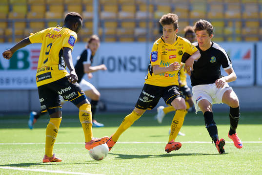 Elfsborg Arian Kabashi och Lunds Emil Killander i kamp