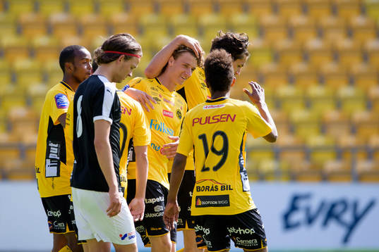Elfsborg Christopher Mc Vey (mitt i bild) klappas om