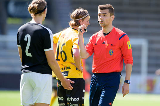 Domare Admir Hasanbegovic pratar med Lunds Ludvig Persson
