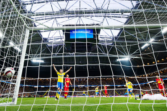 Sveriges Marcus Berg jublar när Zlatan Ibrahimovic (ej i