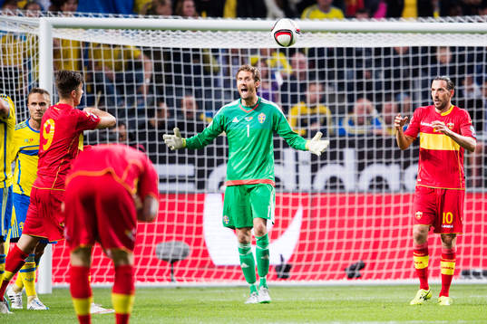 Sveriges målvakt Andreas Isaksson reagerar