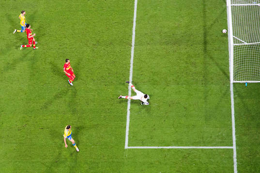 Sveriges Zlatan Ibrahimovic gör 3-0 och jublar