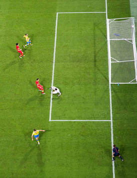 Sveriges Zlatan Ibrahimovic gör 3-0 och jublar