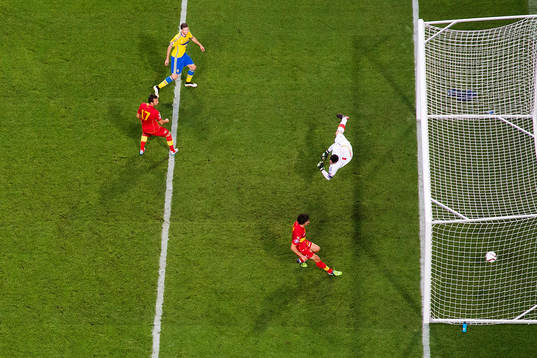 Sveriges Marcus Berg gör 1-0 bakom Montenegros målvakt