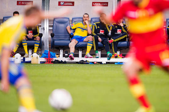 Sveriges Zlatan Ibrahimovic följer spelet från bänken