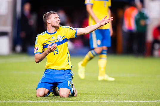 Sveriges Marcus Berg reagerar mot domaren