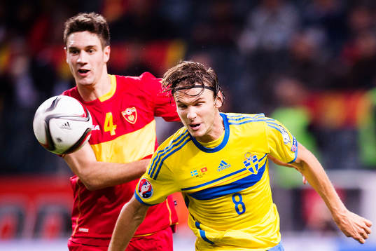 Montenegros Nikola Vukcevic och Sveriges Albin Ekdal
