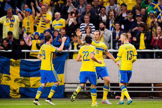 Sveriges Zlatan Ibrahimovic jublar med Marcus Berg, Erkan