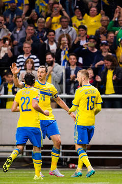 Sveriges Zlatan Ibrahimovic jublar med Marcus Berg, Erkan