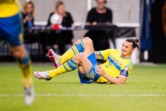 Sveriges Zlatan Ibrahimovic har ont