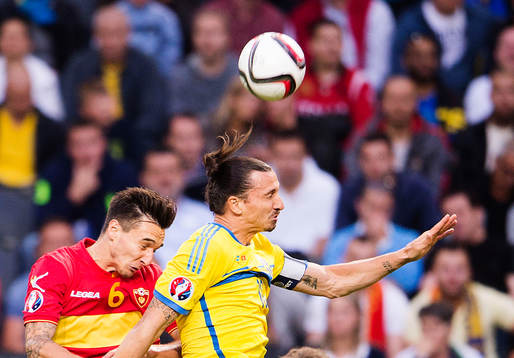 Montenegros Zarko Tomasevic och Sveriges Zlatan Ibrahimovic