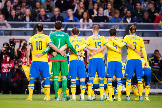 Sveriges Zlatan Ibrahimovic, målvakt Andreas Isaksson, Kim