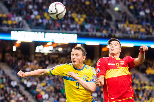Sveriges Kim Källström och Montenegros Stefan Mugosa