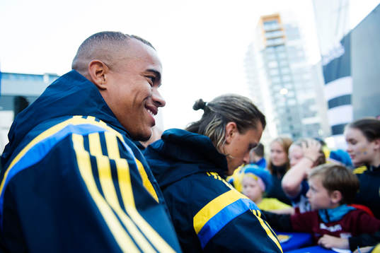 Robin Quaison från Sveriges U21-landslag skriver autografer