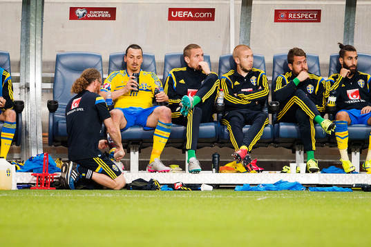 Sveriges Zlatan Ibrahimovic får sitt knä lindat