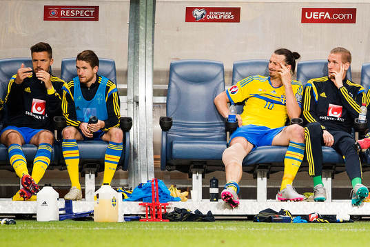 Sveriges Zlatan Ibrahimovic får sitt knä lindat