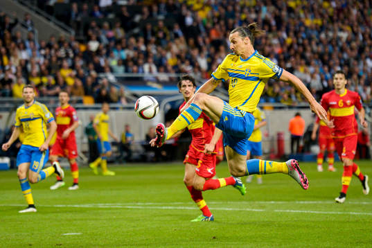 Sveriges Zlatan Ibrahimovic fri i straffområdet