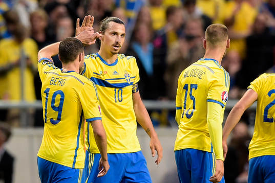 Sveriges Zlatan Ibrahimovic och Marcus Berg jublar
