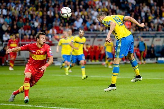 Sveriges Marcus Berg nickar in 1-0