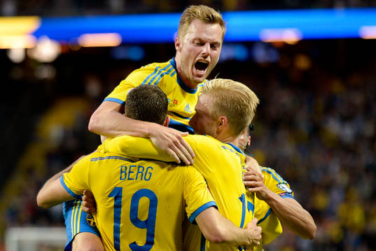 Sveriges Sebastian Larsson jublar med Marcus Berg och Oscar