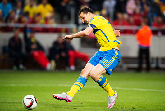 Sveriges Zlatan Ibrahimovic skjuter in 3-0