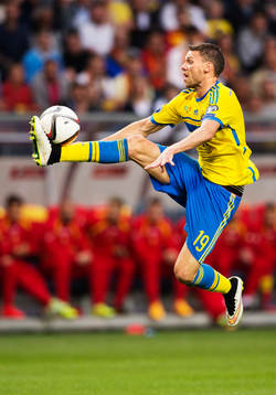 Sveriges Marcus Berg tar ner bollen