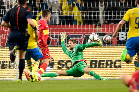 Sveriges målvakt Andreas Isaksson räddar skott