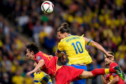 Montenegros Stefan Savic i nickduell med Sveriges Zlatan