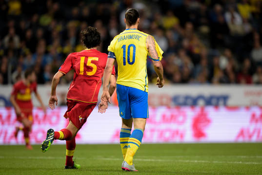 Sveriges Zlatan Ibrahimovic med trasig matchtröja