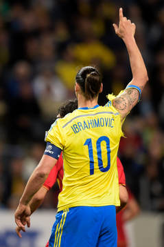 Sveriges Zlatan Ibrahimovic med trasig matchtröja