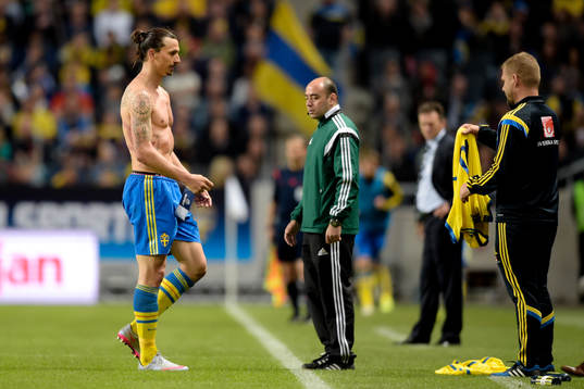 Sveriges Zlatan Ibrahimovic byter ut trasig matchtröja