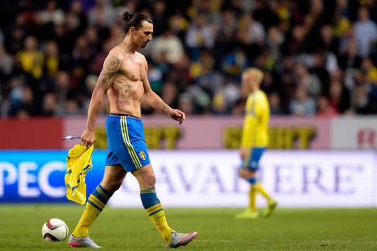 Sveriges Zlatan Ibrahimovic med trasig matchtröja